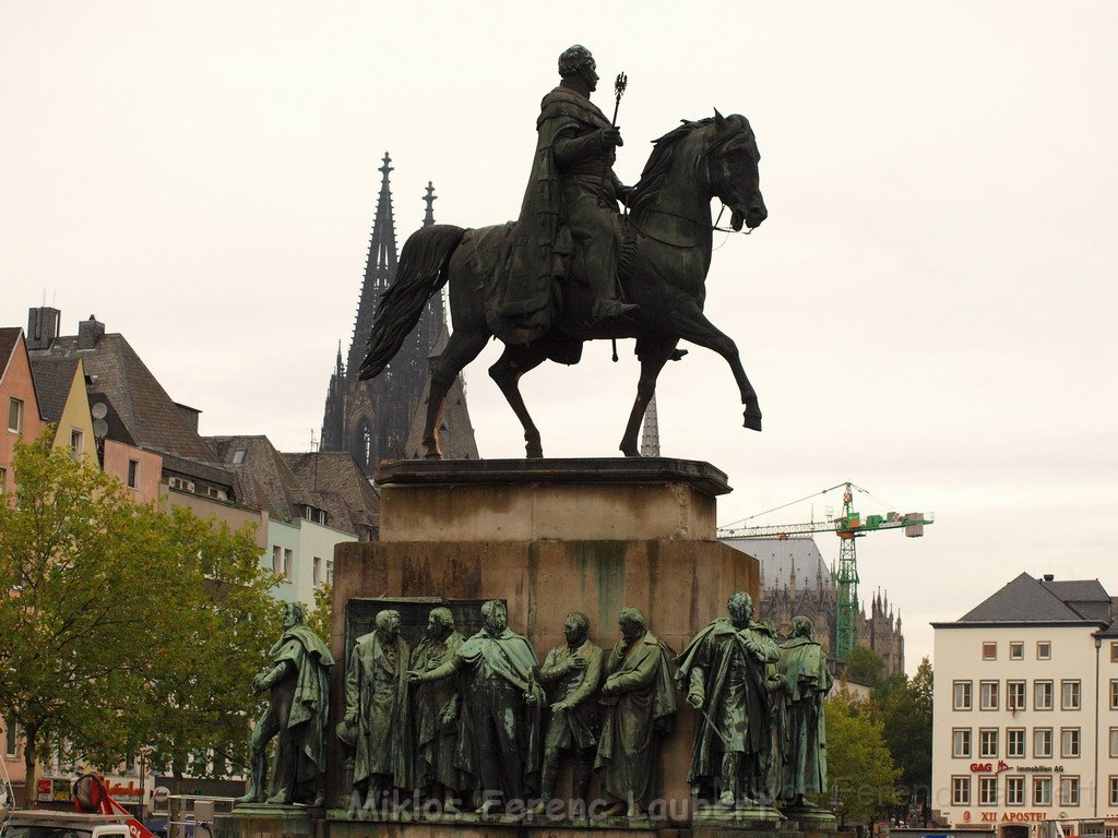 Reiterdenkmal kehrt zurueck auf dem Heumarkt P90.JPG